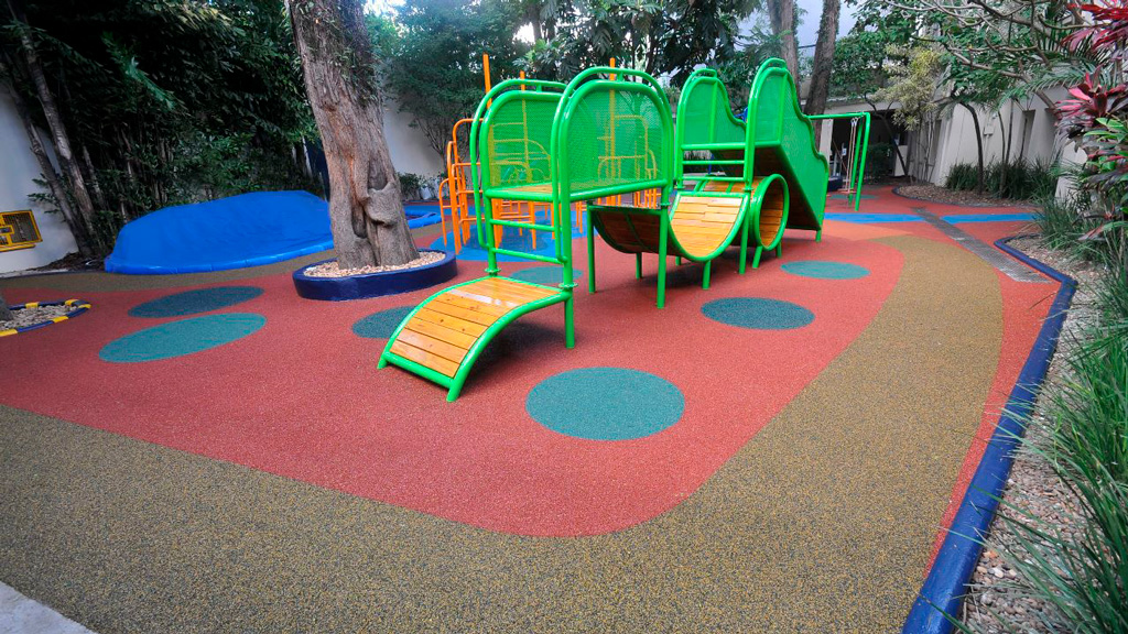 O piso de borracha monolítico para áreas externas, com playground, é funcional, seguro e fácil de aplicar
