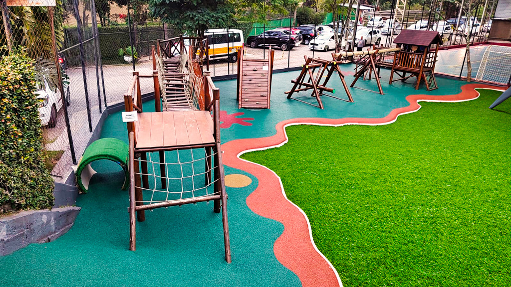 playground com piso de borracha monolítico da Pisoleve é funcional e permite mais liberdade na demarcação do espaço, cortes, cores e acabamentos