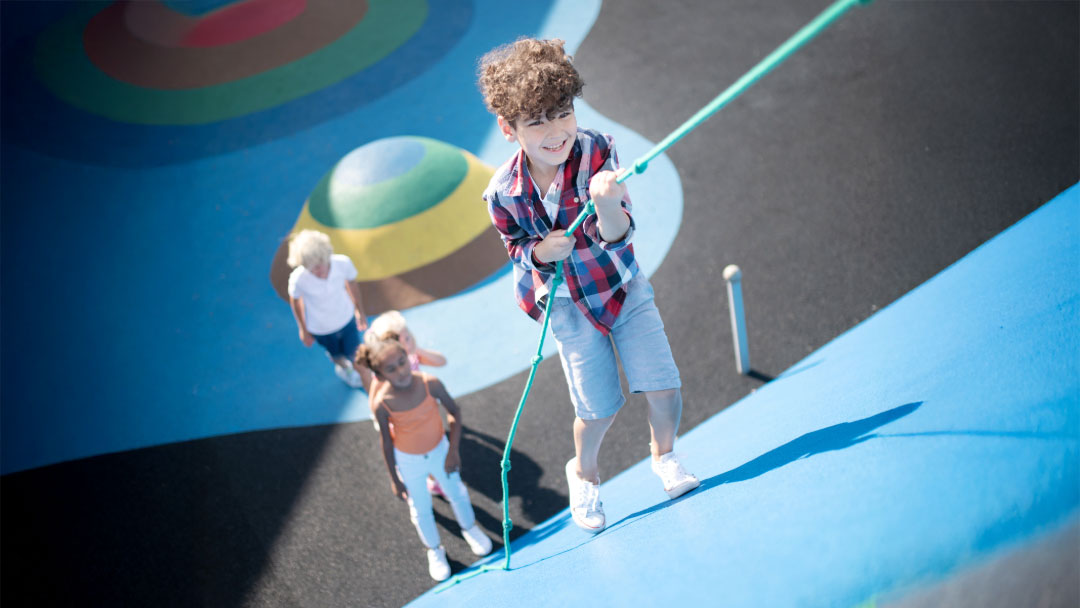 Playground com piso emborrachado da Pisoleve, seguro e colorido, ideal para deixar o parquinho mais bonito e funcional.