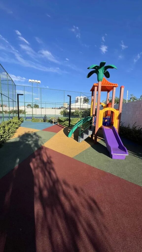 Estrutura infantil com escorregador sobre piso monolítico de borracha colorido da Pisoleve no condomínio Garden Village em Aracaju, Sergipe.
