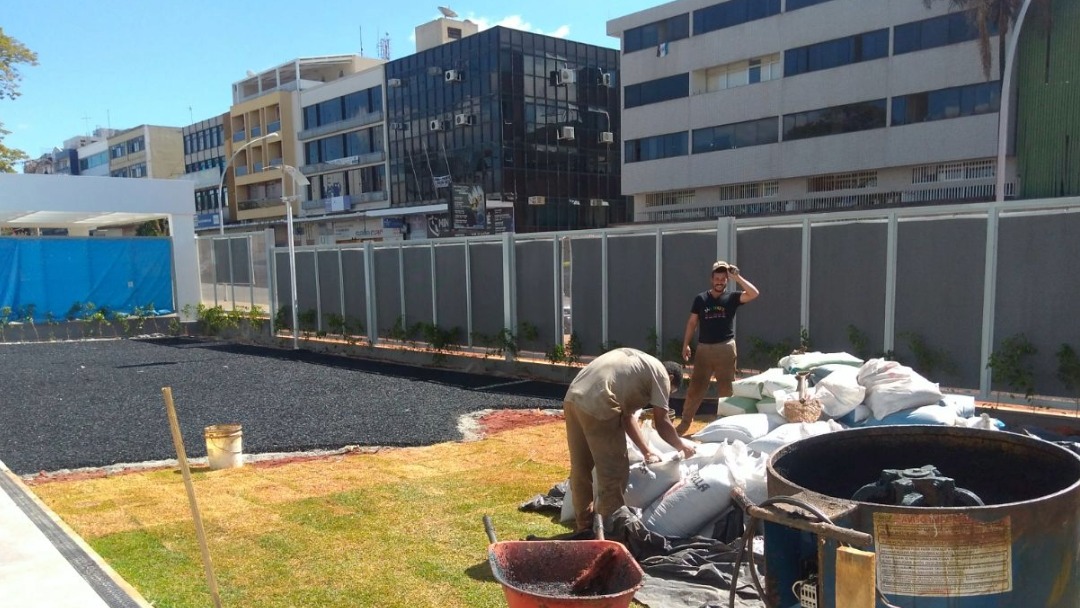 trabalhadores preparando a base para instalação de piso emborrachado em playground, etapa essencial do processo realizado pela pisoleve