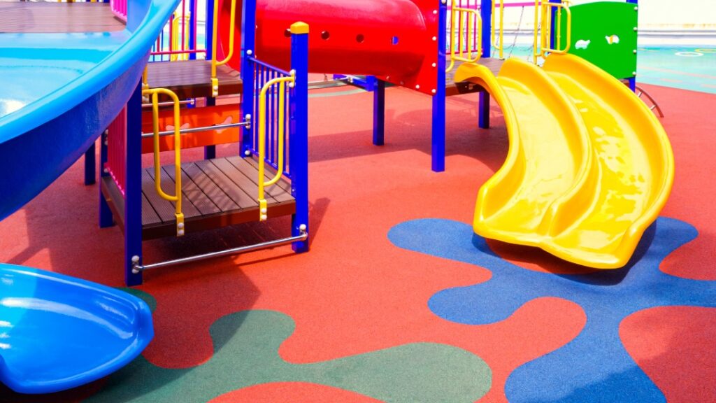 playground infantil com piso de borracha colorido da pisoleve, destacando design personalizado e aplicação segura em áreas externas
