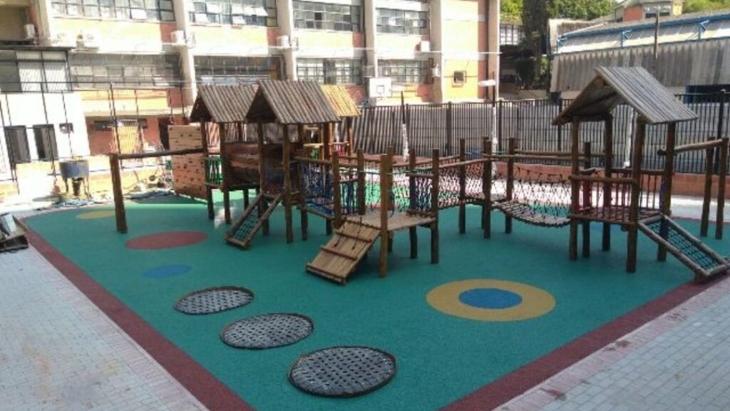 playground infantil com piso monolítico de borracha colorido da pisoleve, acabamento contínuo e de alta performance em área externa