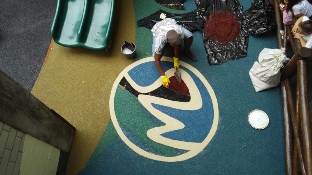 aplicação de piso monolítico de borracha colorido da pisoleve em playground, criando formas personalizadas sem emendas
