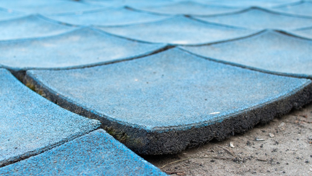 piso de borracha para área externa com placas soltas e desníveis, exemplo de erro comum na escolha do material